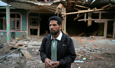La maison de l'Indien Mohammad Naseem, rencontré à Uri, près de la ligne de contrôle au Cachemire, par l'AFP le 8 mai 2025, a été détruite par des obus pakistanais, mais son sous-sol en béton a permis de sauver 38 personnes  ( AFP / SAJJAD HUSSAIN )