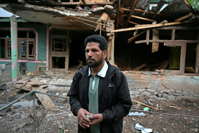 La maison de l'Indien Mohammad Naseem, rencontré à Uri, près de la ligne de contrôle au Cachemire, par l'AFP le 8 mai 2025, a été détruite par des obus pakistanais, mais son sous-sol en béton a permis de sauver 38 personnes ( AFP / SAJJAD HUSSAIN )