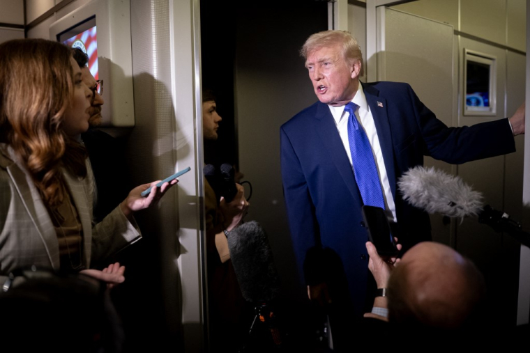 Donald Trump à bord d'Air Force One, le 16 février 2026. ( GETTY IMAGES NORTH AMERICA / NATHAN HOWARD )