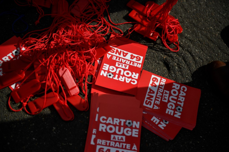 Plus rien ne s'oppose à l'entrée en vigueur de la réforme des retraites en septembre. Mais des dossiers majeurs restent à arbitrer pour les salariés du privé, les fonctionnaires et les femmes. ( AFP / JULIEN DE ROSA )