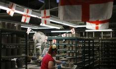 Un ouvrier fixe des anses sur des tasses à la fabrique Portmeirion à Stoke-on-Trent