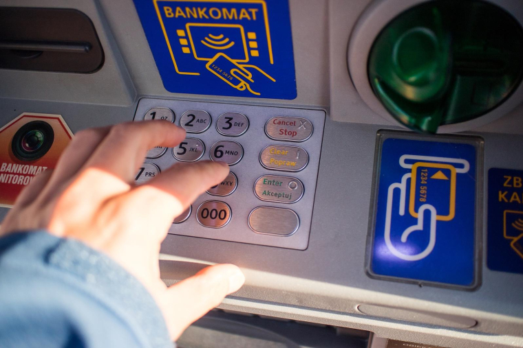 Les billets de banque restent coincés dans le DAB et sont récupérés par les voleurs. (Pixabay / jarmoluk)