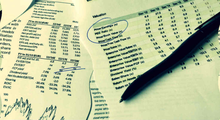 L’analyse financière par comparaisons boursières s’appuie sur différents ratios, appelés aussi multiples, des éléments du bilan ou du compte de résultat des cociétés cotées en Bourse. (© D. Delmond)