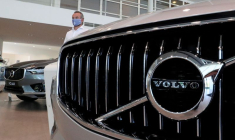 VOLVO CARS FAIT SES DÉBUTS À STOCKHOLM À 7% AU-DESSUS DU PRIX D'IPO