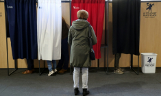 Une femme attend qu'un isoloir se libère pour voter au premier tour des élections municipales, le 15 mars 2026 au Touquet  ( AFP / Ludovic MARIN )