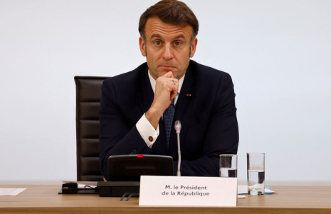 Le président français Emmanuel Macron regarde la conférence internationale sur la Syrie à Paris