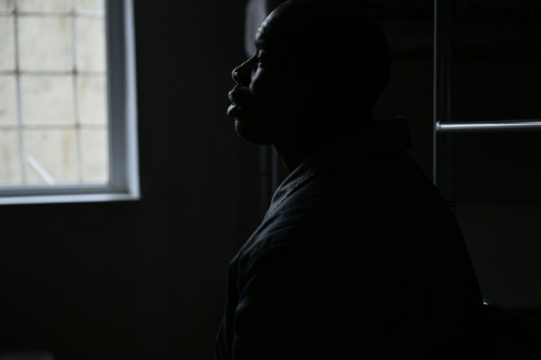 Le Kényan Evans Kibet, capturé alors qu'il combattait pour les forces russes sur le front ukrainien, lors d'une interview avec l'AFP dans un centre de détention pour prisonniers de guerre russes dans l'ouest de l'Ukraine, le 26 novembre 2025 ( AFP / Genya SAVILOV )