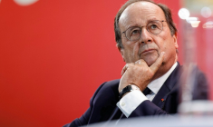 François Hollande le 16 novembre 2025, à Pontoise, dans le Val-d'Oise ( AFP / GEOFFROY VAN DER HASSELT )