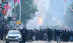 Un bus incendié alors que des manifestants se rassemblent sur la route de Newtownards, dans l'est de Belfast, en Irlande du Nord, le 9 juin 2026 ( AFP / Paul Faith )