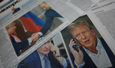 Les couvertures de journaux consacrées à l'appel téléphonique Poutine-Trump dans un kiosque à Moscou