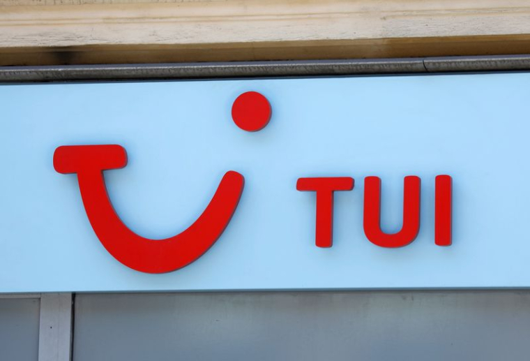 TUI CREUSE SES PERTES AU PREMIER TRIMESTRE, ESPÈRE UNE REPRISE CET ÉTÉ