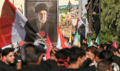 Des personnes en deuil rassemblées près d'un portrait de l'ancien guide suprême iranien Ali Khamenei, lors de son cortège funèbre à Nadjaf, le 8 juillet 2026 en Irak ( AFP / Qassem al-KAABI )