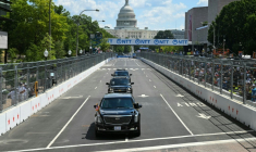 Le président américain Donald Trump à bord de sa limousine blindée, peu de temps avant le départ de la course d'Indycar à Washington, le 23 août 2026  ( AFP / SAUL LOEB )