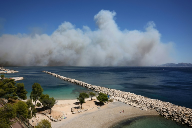 Le nuage de fumée d'un incendie près de la Plage des Corbières à Marseille, le 8 juillet 2025 ( AFP / Clement MAHOUDEAU )