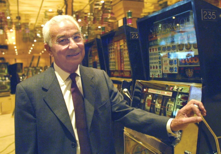 Le PDG du groupe Partouche, Isidore Partouche, pose le 19 juillet 2001 à Aix-en-Provence devant les machines à sous de son nouveau casino AFP PHOTO ANNE-CHRISTINE POUJOULAT ( AFP / ANNE-CHRISTINE POUJOULAT )