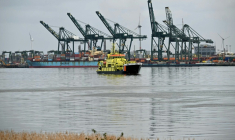 Un navire des garde-côtes néerlandais arrive au port d'Anvers pour participer aux opérations de nettoyage après une fuite de pétrole qui a interrompu le trafic maritime, le 10 avril 2026 en Belgique ( AFP / NICOLAS TUCAT )