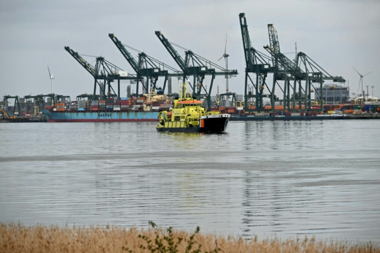 Un navire des garde-côtes néerlandais arrive au port d'Anvers pour participer aux opérations de nettoyage après une fuite de pétrole qui a interrompu le trafic maritime, le 10 avril 2026 en Belgique ( AFP / NICOLAS TUCAT )