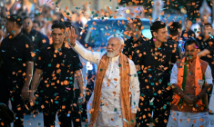Le Premier ministre indien Narendra Modi (c), chef parti nationaliste hindou BJP ,salue ses partisans à New Delhi, le 4 mai 2026 ( AFP / Sajjad HUSSAIN )