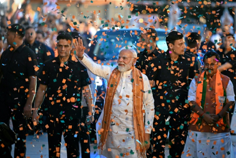 Le Premier ministre indien Narendra Modi (c), chef parti nationaliste hindou BJP ,salue ses partisans à New Delhi, le 4 mai 2026 ( AFP / Sajjad HUSSAIN )