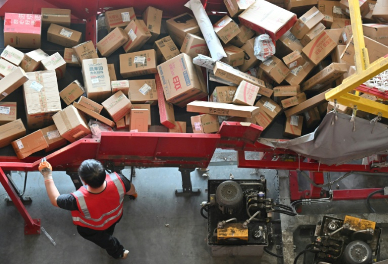 Un employé trie des colis dans un entrepôt de JD.com lors de la "Fête des célibataires", événement commercial annuel majeur en Chine, le 11 novembre 2025 à Pékin ( AFP / Adek BERRY )