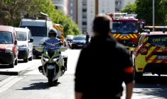 Des policiers sur les lieux où deux personnes ont été tuées et trois autres blessées lors d'une fusillade dans le quartier des Moulins à Nice, le 11 mai 2026 ( AFP / Frederic DIDES )