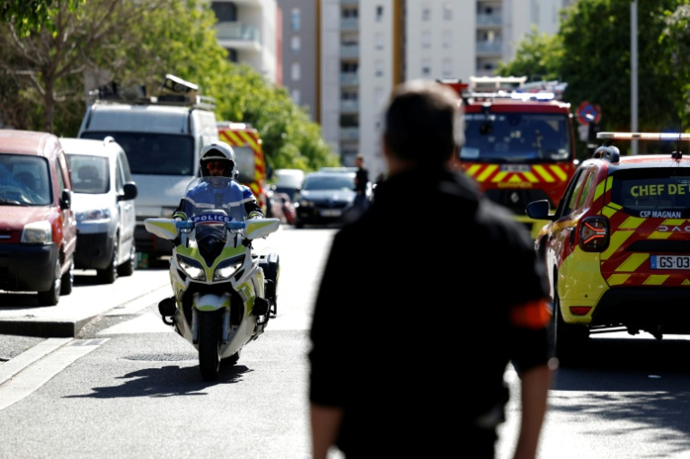 Des policiers sur les lieux où deux personnes ont été tuées et trois autres blessées lors d'une fusillade dans le quartier des Moulins à Nice, le 11 mai 2026 ( AFP / Frederic DIDES )