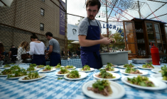 Le chef français Bertrand Grébaut lors du Fooding food festival à New York, le 22 septembre 2012  ( AFP / EMMANUEL DUNAND )