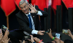 Le candidat d'extrême droite à la présidence du Chili, José Antonio Kast, salue ses partisans lors de son meeting de clôture de campagne à Temuco, au Chili, le 11 décembre 2025 ( AFP / EITAN ABRAMOVICH )