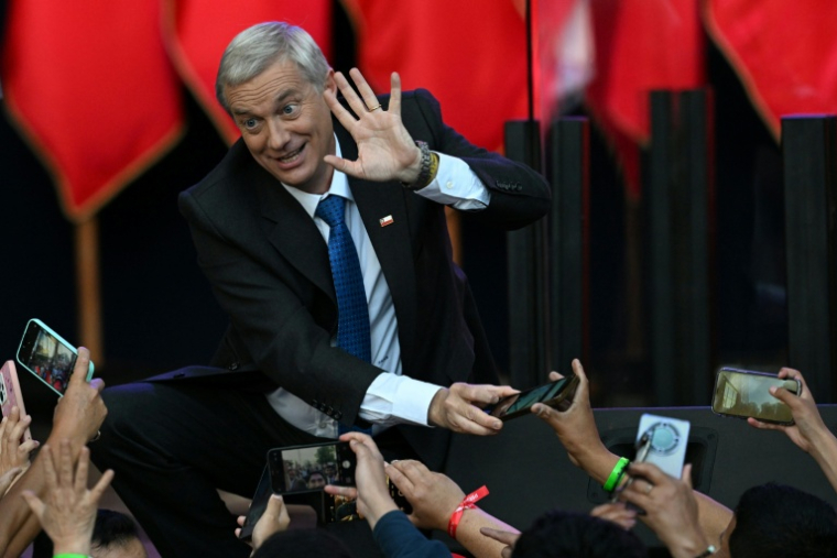 Le candidat d'extrême droite à la présidence du Chili, José Antonio Kast, salue ses partisans lors de son meeting de clôture de campagne à Temuco, au Chili, le 11 décembre 2025 ( AFP / EITAN ABRAMOVICH )