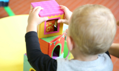 Dans le cadre d'un couple au Smic, la crèche est la solution la plus économique pour une garde à temps plein. (Pixabay / LRCL)