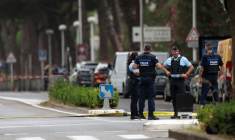 La police française monte la garde après que des voitures ont été incendiées devant la synagogue de la ville, à La Grande-Motte.