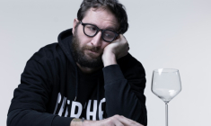 L'auteur de BD Terreur Graphique à côté d'un verre vide à l'occasion de la sortie de son livre relatant ses 25 ans d'alcoolisme et son combat pour la sobriété, le 13 janvier 2026 à Paris ( AFP / Joel Saget )