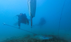 Des plongeurs professionnels installent un système d'amarrage écologique dans la baie de Porto Rafti, près d'Athènes, afin de protéger les herbiers de posidonie sensibles des fonds marins, le 11 février 2026 en Grèce ( AFP / Will VASSILOPOULOS )