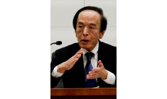 PHOTO D'ARCHIVES : Le gouverneur de la Banque du Japon, Kazuo Ueda, assiste à une conférence de presse après une réunion de politique monétaire de la Banque du Japon à Tokyo.