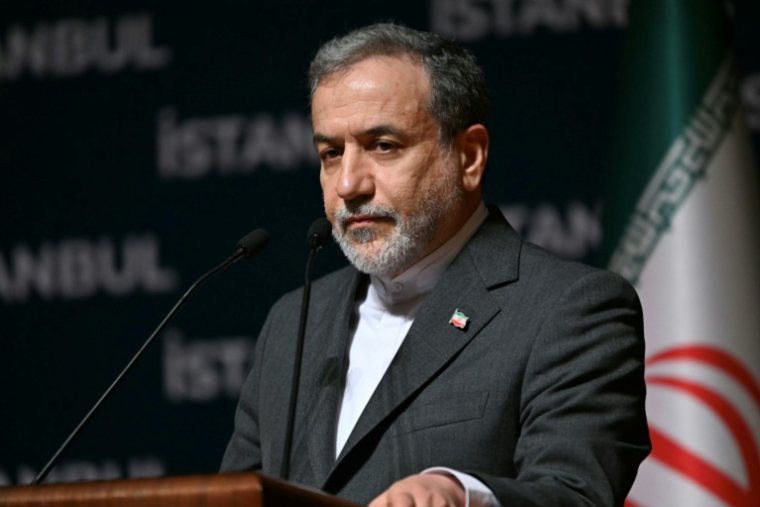 Le ministre iranien des Affaires étrangères, Abbas Araghchi, s'exprime lors d'une conférence de presse en marge de la 51e session du Conseil des ministres des Affaires étrangères de l'Organisation de la coopération islamique (OCI), le 22 juin 2025 à Istanbul ( AFP / OZAN KOSE )
