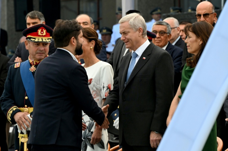 Le président chilien sortant Gabriel Boric (g) et le président élu José Antonio Kast lors d’une cérémonie de passation de commandement de l’armée chilienne à Santiago, le 9 mars 2026 ( AFP / RODRIGO ARANGUA )