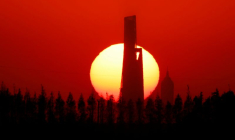 Une vue des gratte-ciel Shanghai Jin Mao Tower et Shanghai World Financial Center lors d'un coucher de soleil