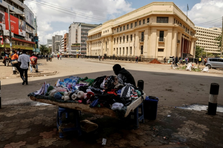 Un vendeur ambulant attend des clients, le 18 mai 2026, jour de grève des transports, dans le centre habituellement trépidant de Nairobi, la capitale du Kenya ( AFP / SIMON MAINA )