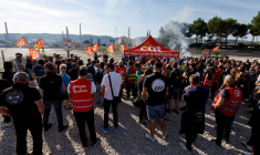 Des employés de TotalEnergies et d'Esso ExxonMobil participent à une manifestation à La Mede