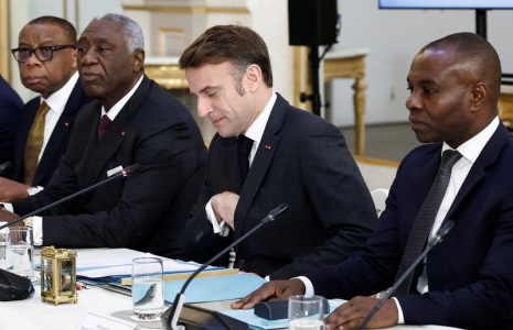 Remise du rapport de la commission mixte franco-camerounaise au Palais de l'Elysée à Paris