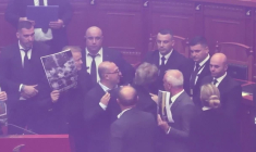 Albanie : l'opposition perturbe une séance du Parlement avec des fumigènes