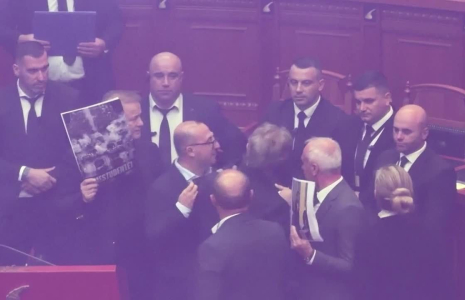 Albanie : l'opposition perturbe une séance du Parlement avec des fumigènes