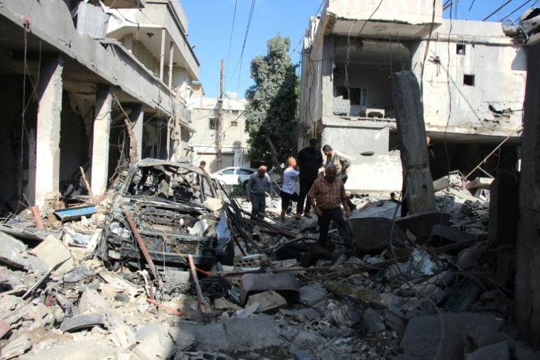 Des hommes inspectent les dégâts sur le site d'une frappe israélienne dans la ville côtière de Tyr, dans le sud du Liban, le 5 juin 2026 ( AFP / Kawnat HAJU )