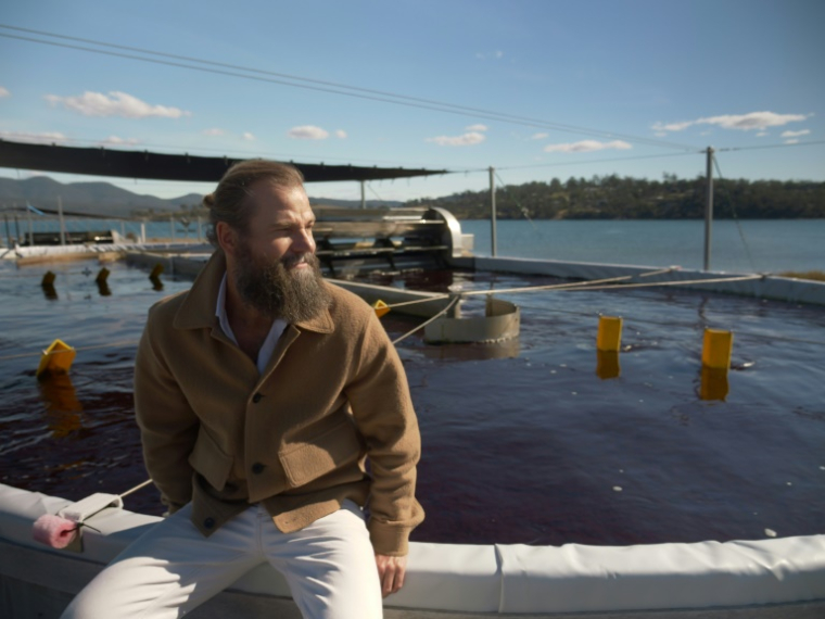 Sam Elsom, le PDG de Sea Forest, à Triabunna, le 26 mars 2025 en Tasmanie ( AFP / Gregory PLESSE )