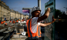 Un ouvrier travaillante sur un chantier de lignes de tramway le long de la Garonne se protège du soleil pendant une vague de chaleur à Bordeaux, dans le sud-ouest de la France, le 1er juillet 2025 ( AFP / Christophe ARCHAMBAULT )