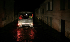 Des habitants de Courcoury (Charente-Maritime) transportés par un véhicule de la gendarmerie en raison des inondations, le 23 février 2026 ( AFP / Philippe LOPEZ )