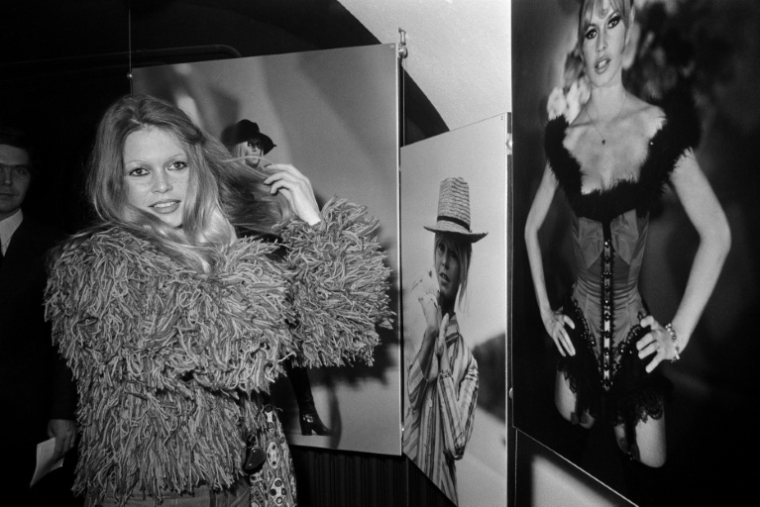 Brigitte Bardot inaugure l'exposition "100 photos de  Brigitte Bardot", le 6 décembre 1971 à Paris  ( AFP / - )