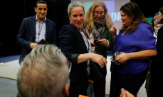 Le député Alexis Corbière (vu de dos), l'économiste Lucie Castets (centre), le maire de Trappes Ali Rabeh (gauche) et l'avocate Raquel Garrido (droite) à Trappes le 15 novembre 2025 ( AFP / GEOFFROY VAN DER HASSELT )