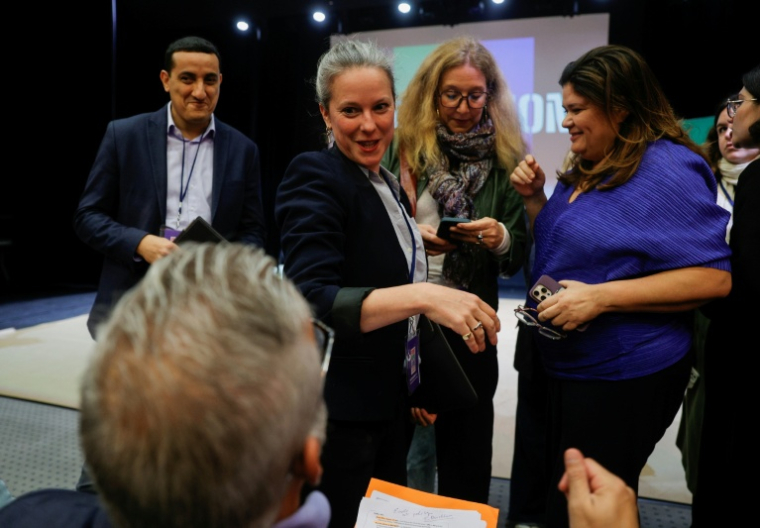Le député Alexis Corbière (vu de dos), l'économiste Lucie Castets (centre), le maire de Trappes Ali Rabeh (gauche) et l'avocate Raquel Garrido (droite) à Trappes le 15 novembre 2025 ( AFP / GEOFFROY VAN DER HASSELT )