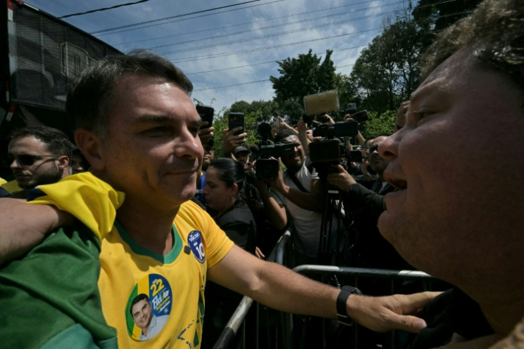 Le candidat conservateur à la présidentielle du Brésil, Flavio Bolsonaro, salue des sympathisants à la veille du scrutin, le 3 octobre 2026 à Santa Barbara d'Oeste, dans l'Etat de Sao Paulo ( AFP / NELSON ALMEIDA )